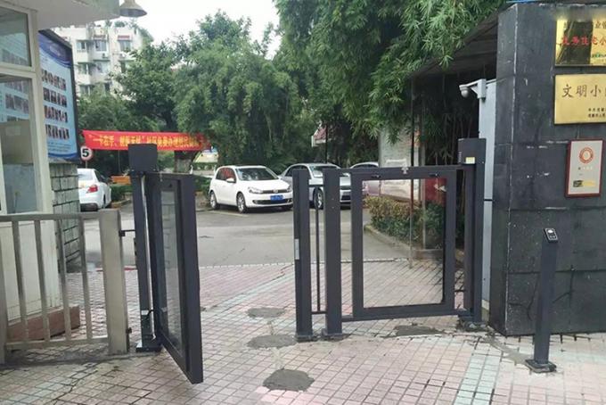 Oscilli i cancelli girevoli automatici DC24V 4.5A della falda del portone della barriera per l'entrata su ordinazione del controllo